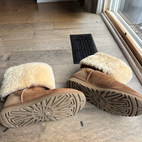 UGG women’s classic chestnut boots - Picture 5 of 7